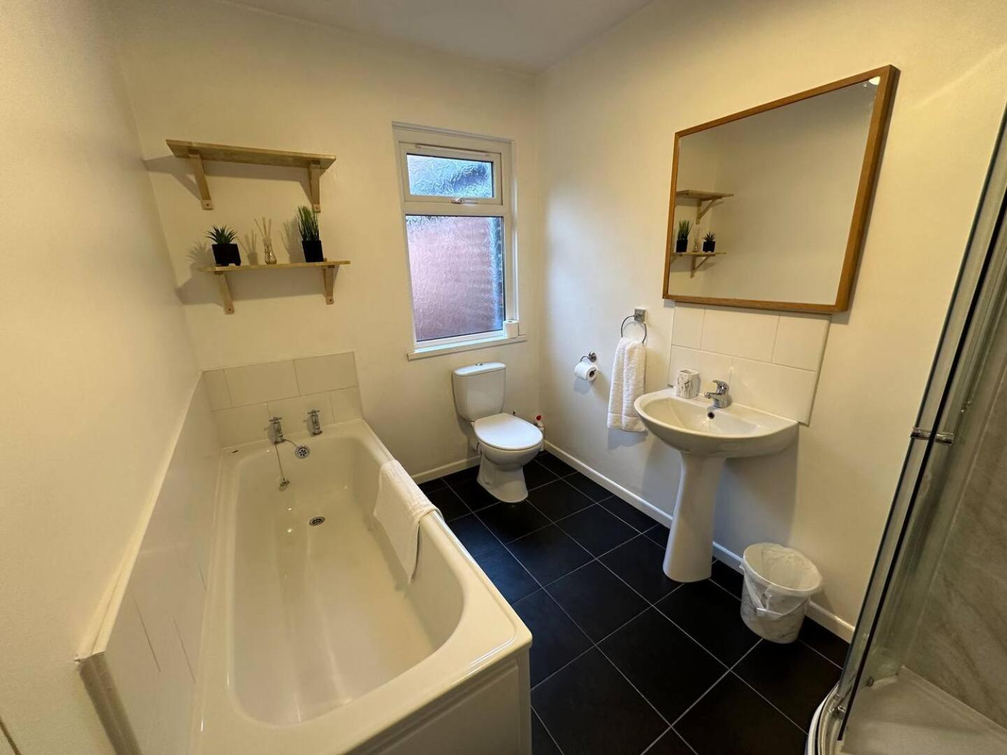 Villa 2Br Stylish Ormeau Road House Belfast Exterior foto