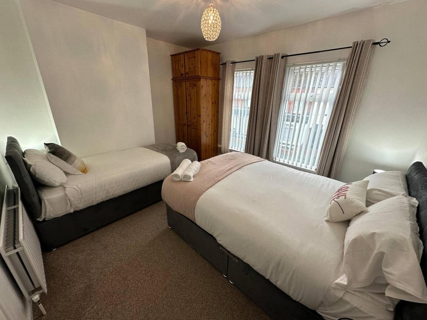 Villa 2Br Stylish Ormeau Road House Belfast Exterior foto